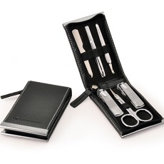 Manikurní set DESIGN black Ostatní  Malý šestidílný manikurní set v kvalitním koženkovém designově vydařeném pouzdře na zip v černé barvě.